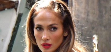 A csúcsbombázó Jennifer Lopez olyan helyen hagyta nyitva a ruháját, amely azonnal beindítja a fantáziánkat