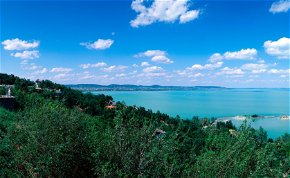 Gigászian nehéz kvíz: a magyar tenger, a Balaton északi vagy déli partján található-e ez a 10 híres település?