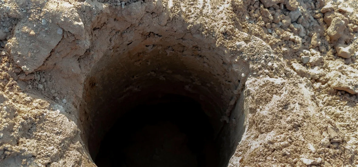 Titokzatos alagútra bukkantak a szántóföldön, idegen kislányt találtak, aki magyarul tud számolni