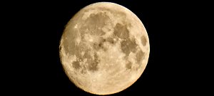 A Hold egyik óriási kráterében rejtélyes fények villannak fel, és akkor kék színű, kupolaformájú struktúrákat vélnek látni benne