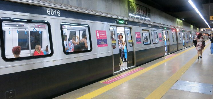 Nulla hely volt a metrón, de egy idős nő akkor is betuszkolta magát – A TikTokra feltöltött videón röhög most a fél internet
