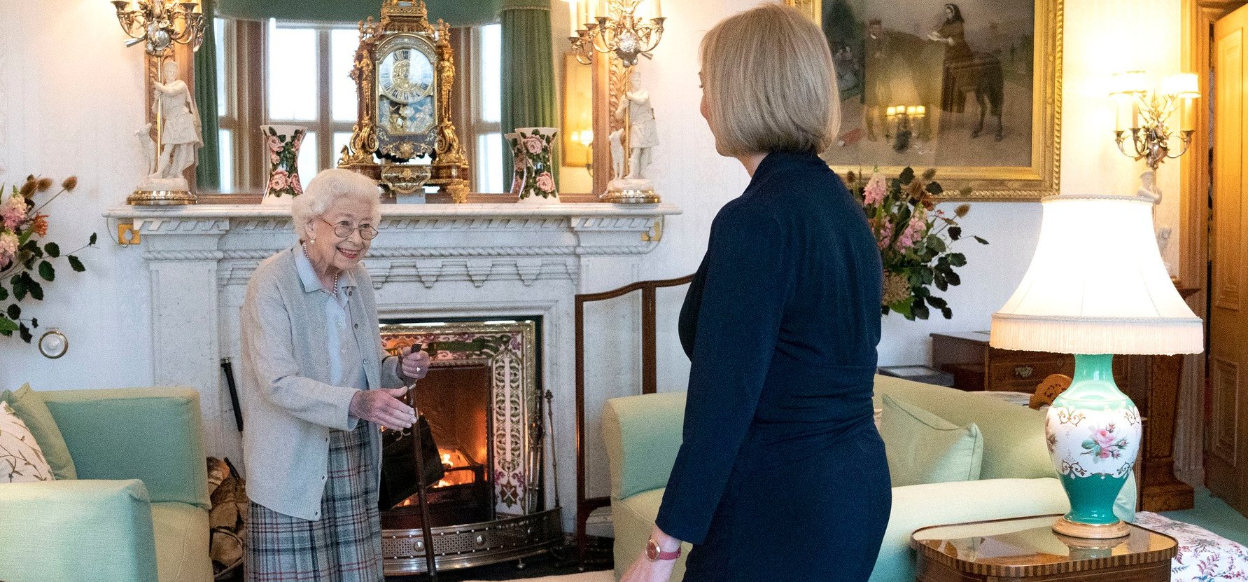 Szégyenletesnek nevezte Erzsébet királynőt az új brit miniszterelnök – kínos lehetett a találkozójuk