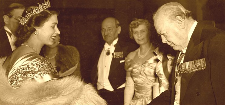 Erzsébet első miniszterelnöke Winston Churchill volt, és akkor mindenki azt hitte, hogy a vén róka keresztbe lenyeli a fiatal királynőt