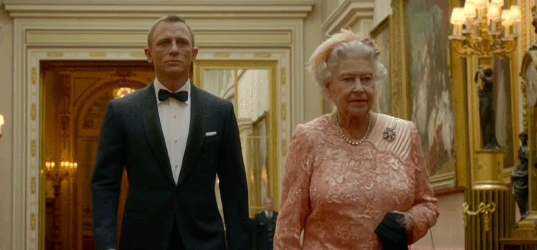 Emlékszel, amikor II. Erzsébet kiugrott egy helikopterből James Bonddal? Nézd meg újra a királynő emlékezetes cameo-jeleneteit!