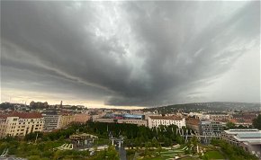Döbbenetes felvétel: ítéletidő csapott le Budapestre! Katasztrófafilmekbe illő videók készültek a magyar fővárosban tomboló viharról