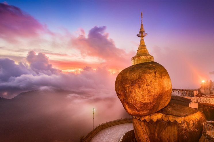 Felfoghatatlan látvány - a gravitációt meghazudtolva egyensúlyoz egy hegy tetején az aranyszikla, amit Budha csodájának tartanak