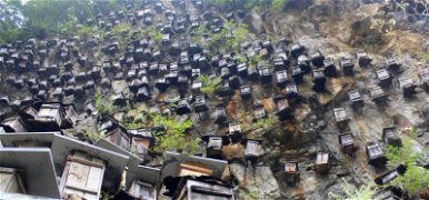 Horrorisztikus látvány: fekete dobozok lepték el az ezer méteres sziklafalat
