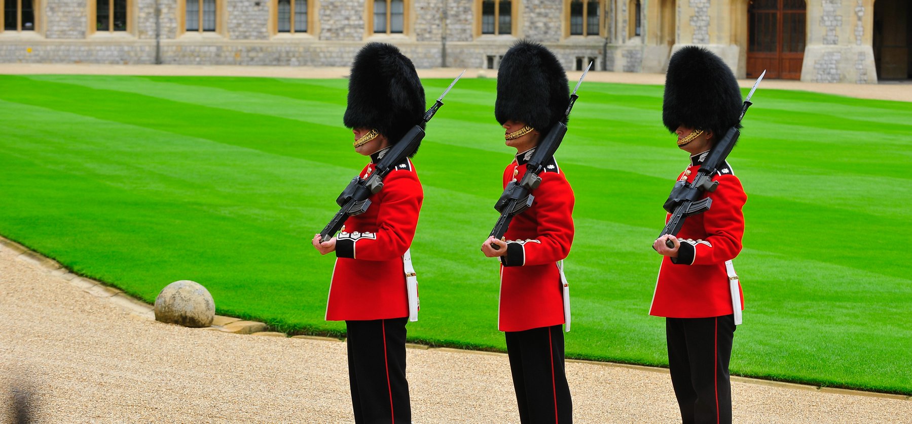 Sokkoló titkot rejt a brit palotaőrök jellegzetes fejfedője