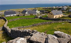 Méregdrága anyaggal vannak tele az írországi kerítések, a szigetlakók alighanem megfogták az Isten lábát