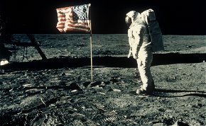 Lebukott a NASA: ez a fotó a bizonyíték, hogy a holdraszállás átverés volt?