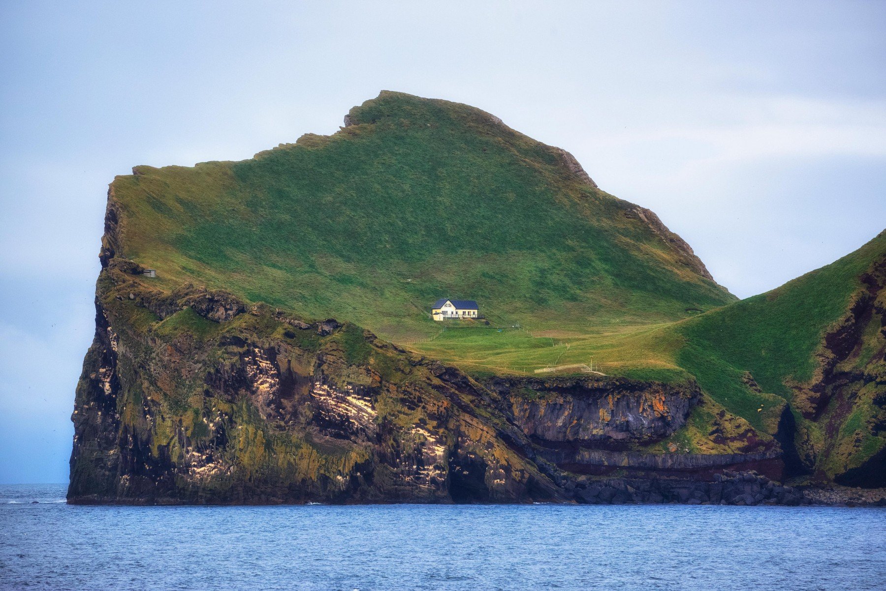 A világ legmagányosabb szigetén egy ház van csak, te oda költöznél? Ha megtudod róla az igazságot, messze elkerülöd