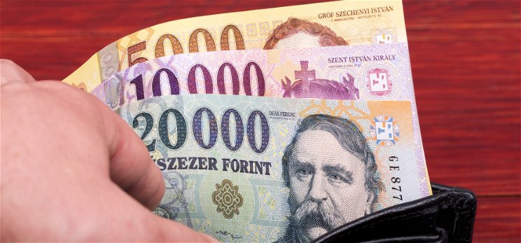 Figyelmeztetnek a boltosok: hamis pénzzel fizet egy férfi Magyarországon, amit így lehet kiszúrni