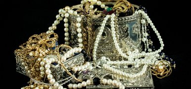 Elásott kincset találtak Indiában, egy embert szinte az őrületbe kergetett a rengeteg arany látványa