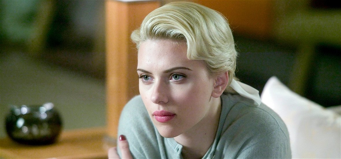 „A vécépapírért nyúltam, amikor alul teljesen szétnyíltam” – nyilatkozta Scarlett Johansson
