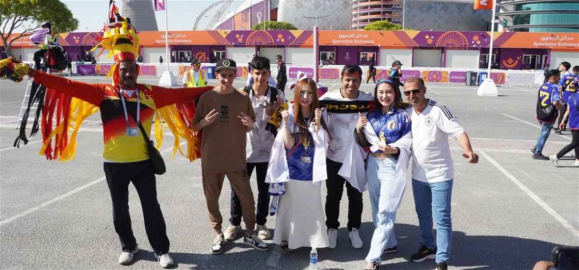 Súlyos baki a katari foci-világbajnokságon, szurkolók ezrei háborogtak a malőrön