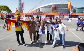 Súlyos baki a katari foci-világbajnokságon, szurkolók ezrei háborogtak a malőrön