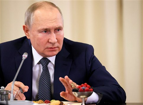 Putyin elszabadult hajóágyúvá vált, a jelek szerint nagy honvédő háborúra készülődhet