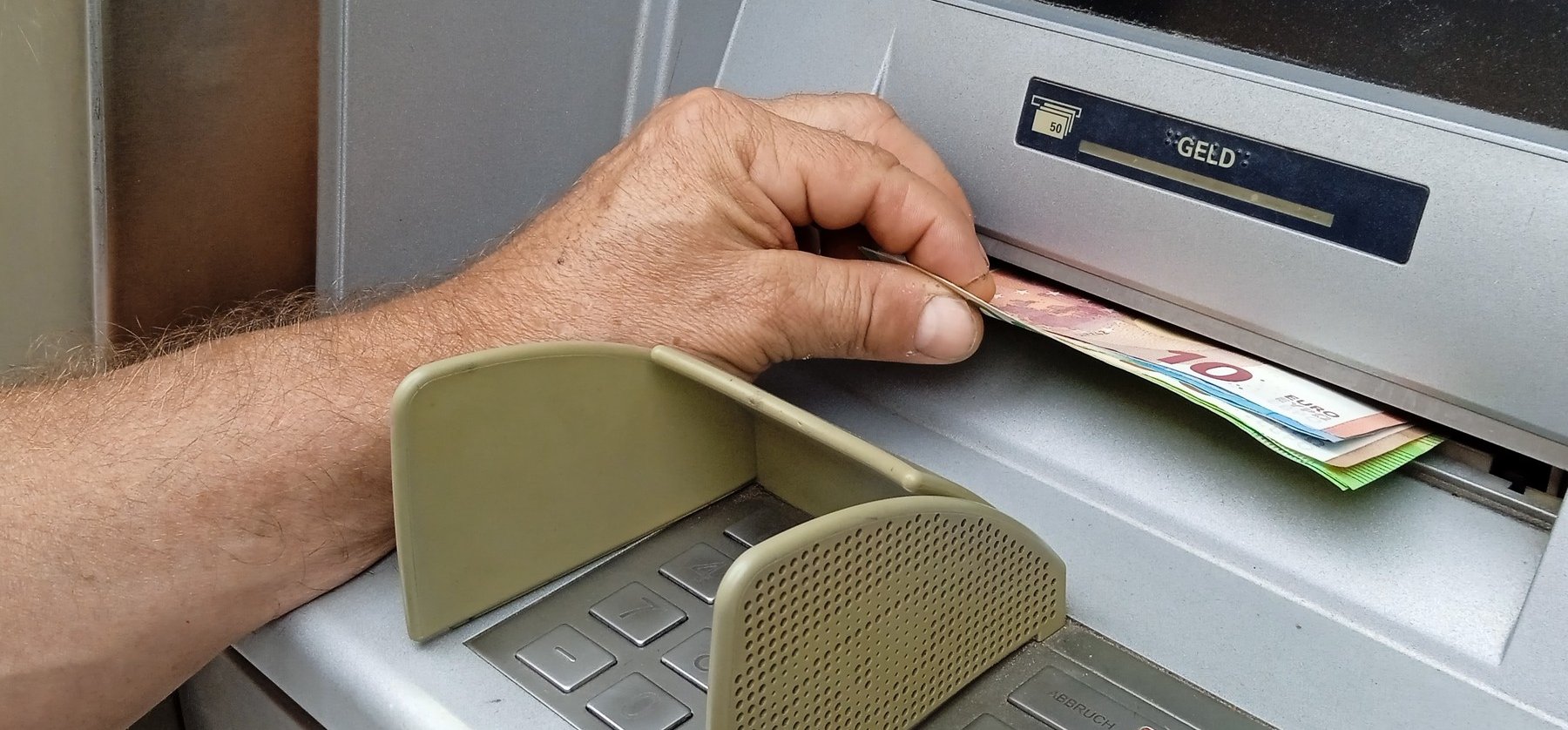 ATM-es csalók vadásznak a pénzünkre: trükkös módszerrel fosztanak ki minket egy pillanat alatt