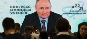 Putyin összecsinálta magát, miután leesett a lépcsőn? &quot;Kínos&quot; balesetről számoltak be orosz források