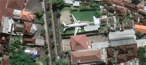 Egy rejtélyes repülőt hagytak a város közepén, videó készült a belsejéről