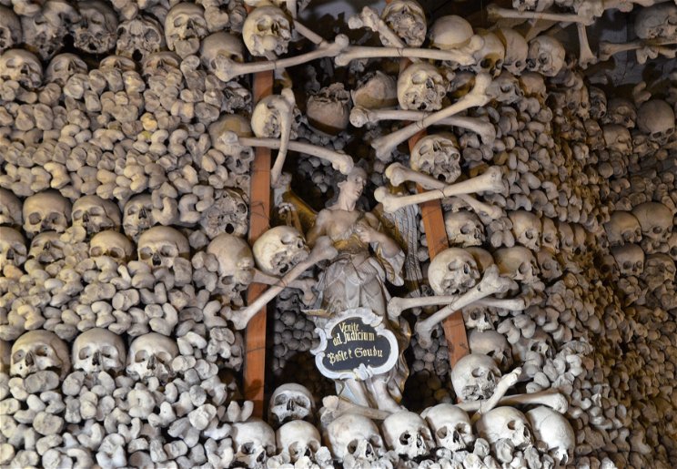 Gyomorforgató látvány: egy pap 3000 ember csontjából és koponyájából épített templomot Lengyelországban