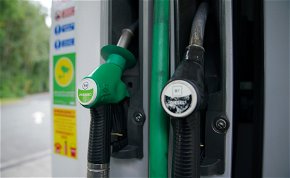 Jelentős árzuhanás a benzinkutakon: ennek minden magyar autós örülni fog
