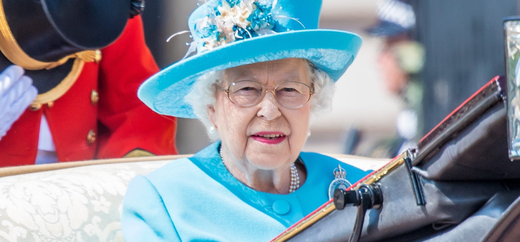 Kakilás közben láthatjuk II. Erzsébet királynőt, botrány lehet belőle