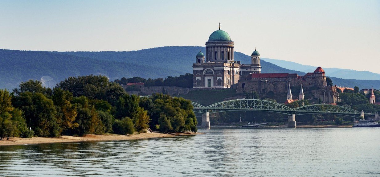 Megbénítóan nehéz kvíz: a Duna jobb vagy bal partján található-e ez a 10 híres magyar település?