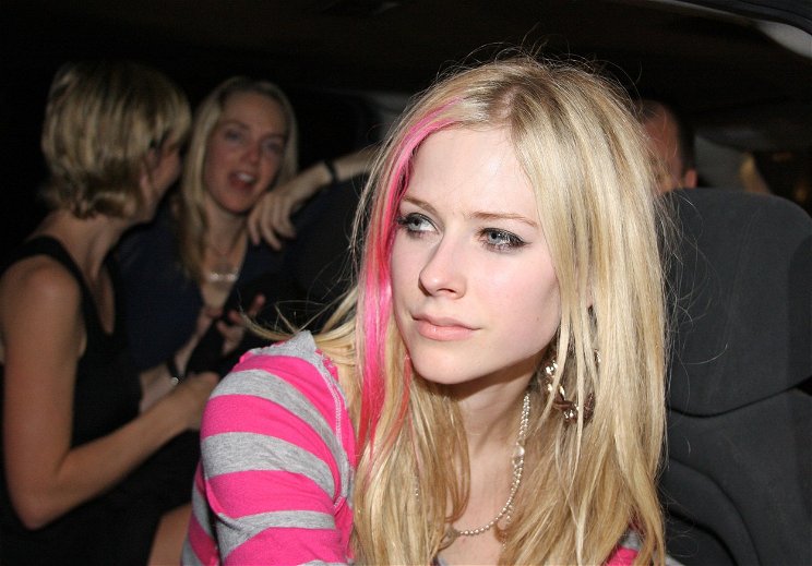 Irdatlanul beterpesztett Avril Lavigne, tiniálmaink tornacipős punkhercegnője