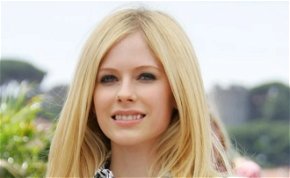 Avril Lavigne vadító Wednesday-szettben pózolt - kamaszkorunk punkistennője még mindig eszetlenül csinos