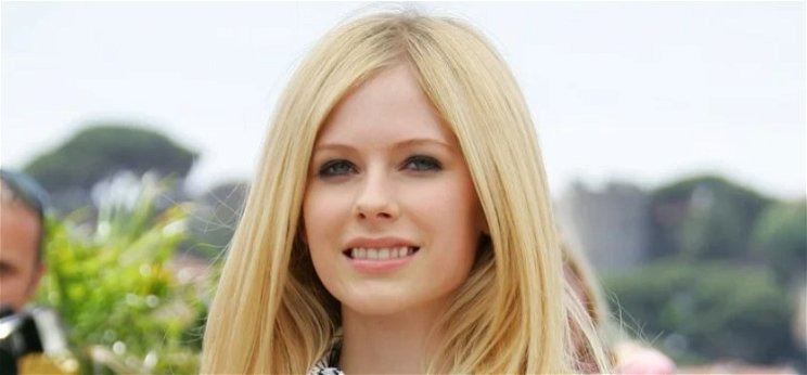 Avril Lavigne vadító Wednesday-szettben pózolt - kamaszkorunk punkistennője még mindig eszetlenül csinos