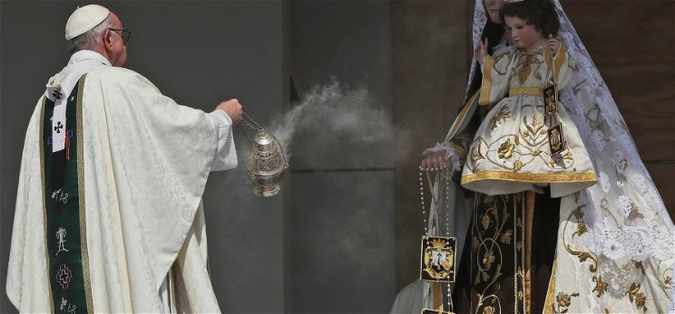 Zavarba ejtő ábrák láthatók Ferenc pápa ruházatán – lelepleződött egy titkos társaság?