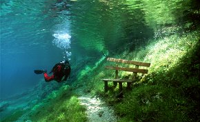 Víz alatti csoda – láttál már búvárt padon ülni egy erdőben? Vagy átkelni egy hídon? Ausztriában évente többször is megtörténik
