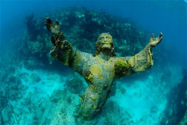 Jézus Krisztus a víz alatt – mi ez a döbbenetes dolog?