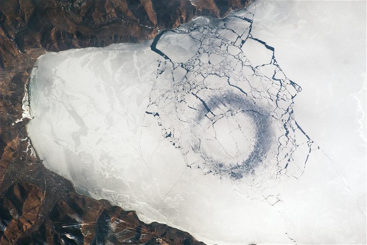 Fekete köröket vettek észre egy orosz tó befagyott jegén a NASA űrhajósai – elképesztő jelenség