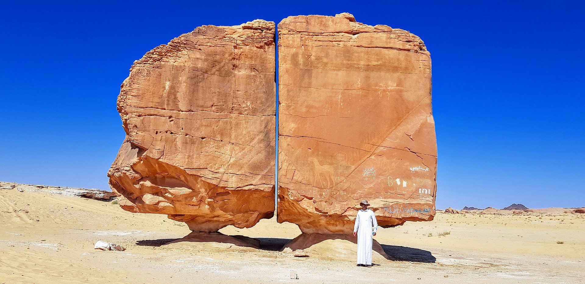 Űrlények vághattak ketté egy sziklát a sivatagban, festményeket is felfedeztek rajta