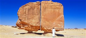 Los extraterrestres pueden haber cortado una roca en dos en el desierto, en la que también se han encontrado pinturas.