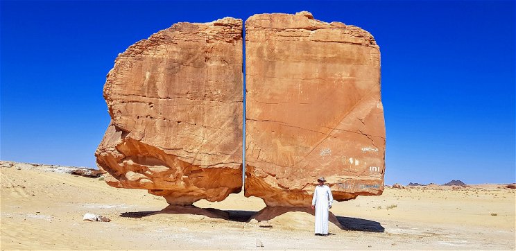 Űrlények vághattak ketté egy sziklát a sivatagban, festményeket is felfedeztek rajta