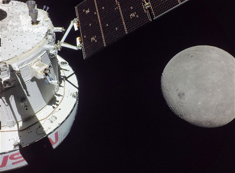 Az oroszok irtózatos méretű tárgyat találhattak a Holdon, beszámolhattak róla az amerikaiaknak is