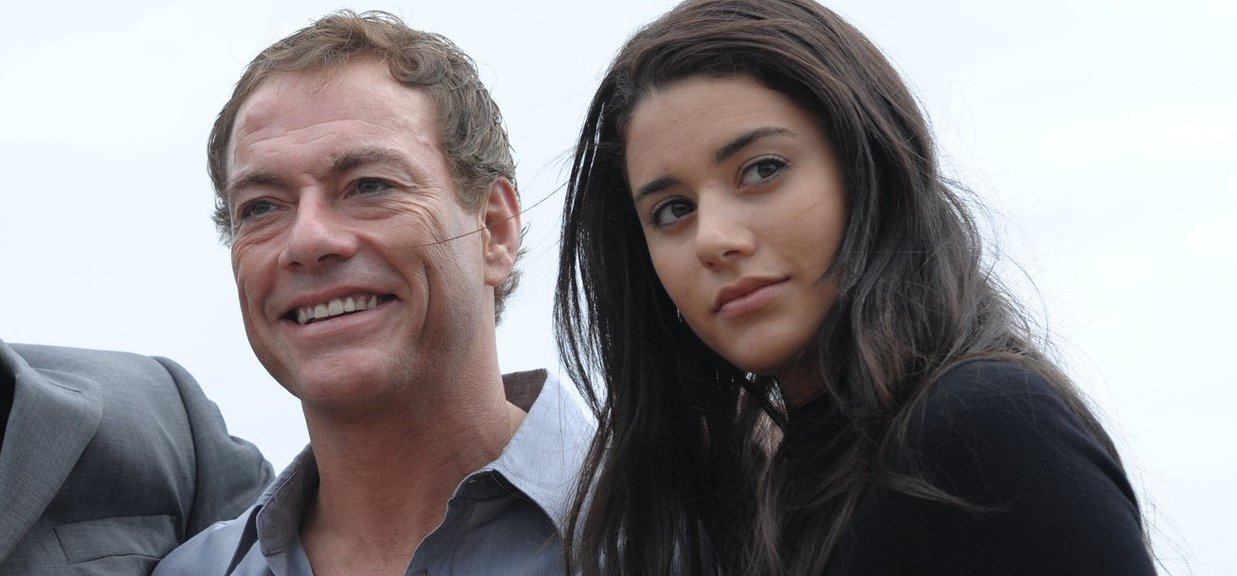 Van Damme álomszép lányának mellbimbói még két réteg ruhán is átütnek