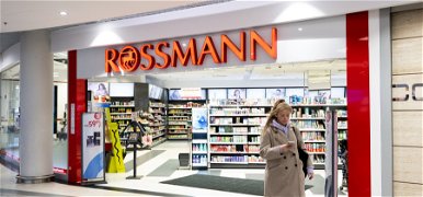 Botrány a Rossmann üzletében, agresszív üzletvezető fenyegette meg a kisgyermekes vásárlót