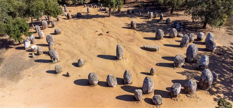 Európa peremén brutális felfedezést tettek az emberiség múltjáról, 2000 évvel régebbiek a Stonehengenél az itt talált kőoszlopok