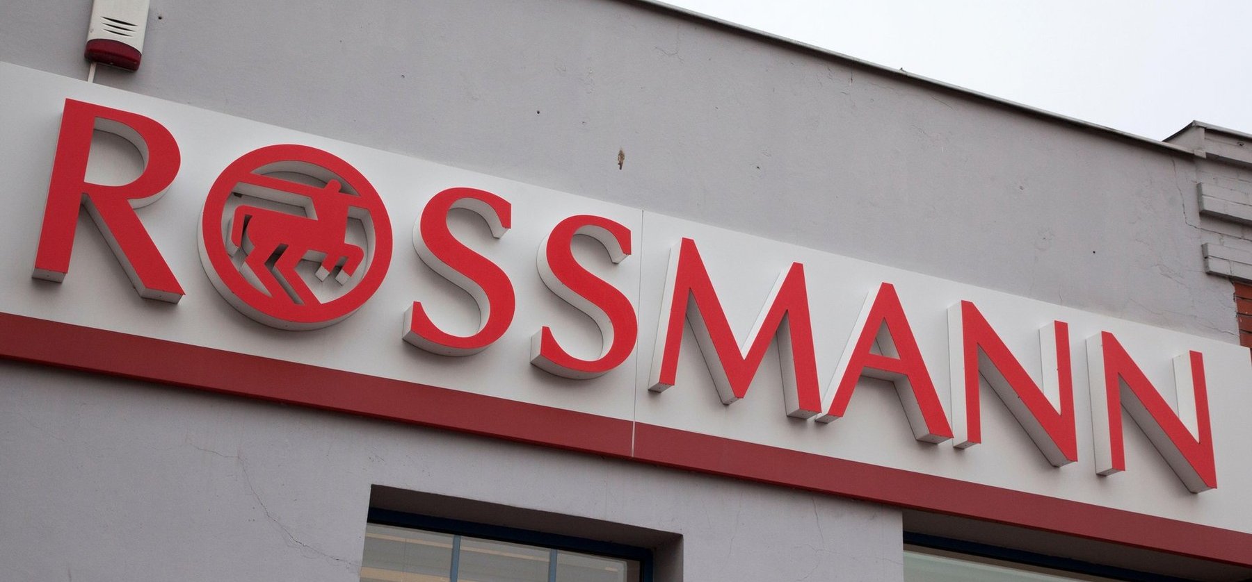 Kirúgták a Rossmann dolgozóját, aki agresszívan megfenyegetett egy kisgyerekes édesanyát