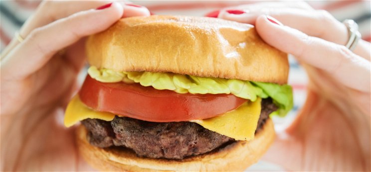 Megkóstoltatták a hamburgert afrikai „vademberekkel”, akik döbbenetes dolgot mondtak róla