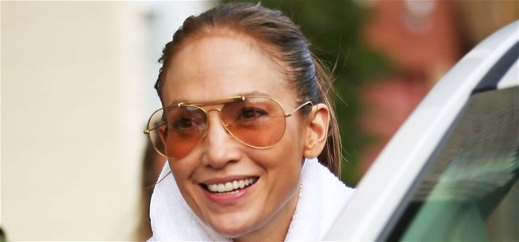 Észveszejtő vetkőzős videó: Jennifer Lopez 53 évesen ledobta a textilt, itt a videó, iszonyatosan fehér bugyiban láthatjuk formás fenekét