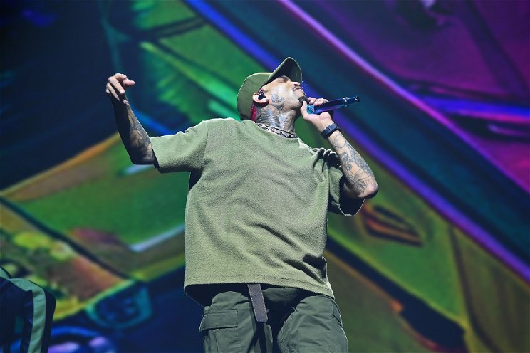 Chris Brown kiborult a színpadon: tömeg közé dobta egyik rajongója telefonját