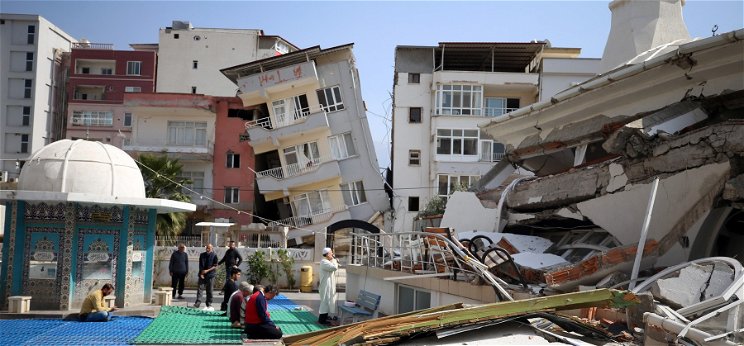 Drámai videókon, ahogy folyamatosan omlik össze a földrengés sújtotta Törökország