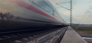 Hátborzongató videó a férfiról, akit valódi csoda, hogy nem gázolt halálra a vonat