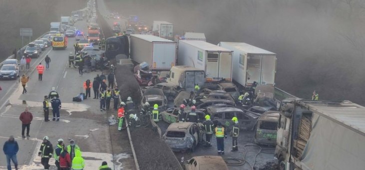 Megrázó videó és fotók az M1-es autópályán történt tömegszerencsétlenségről