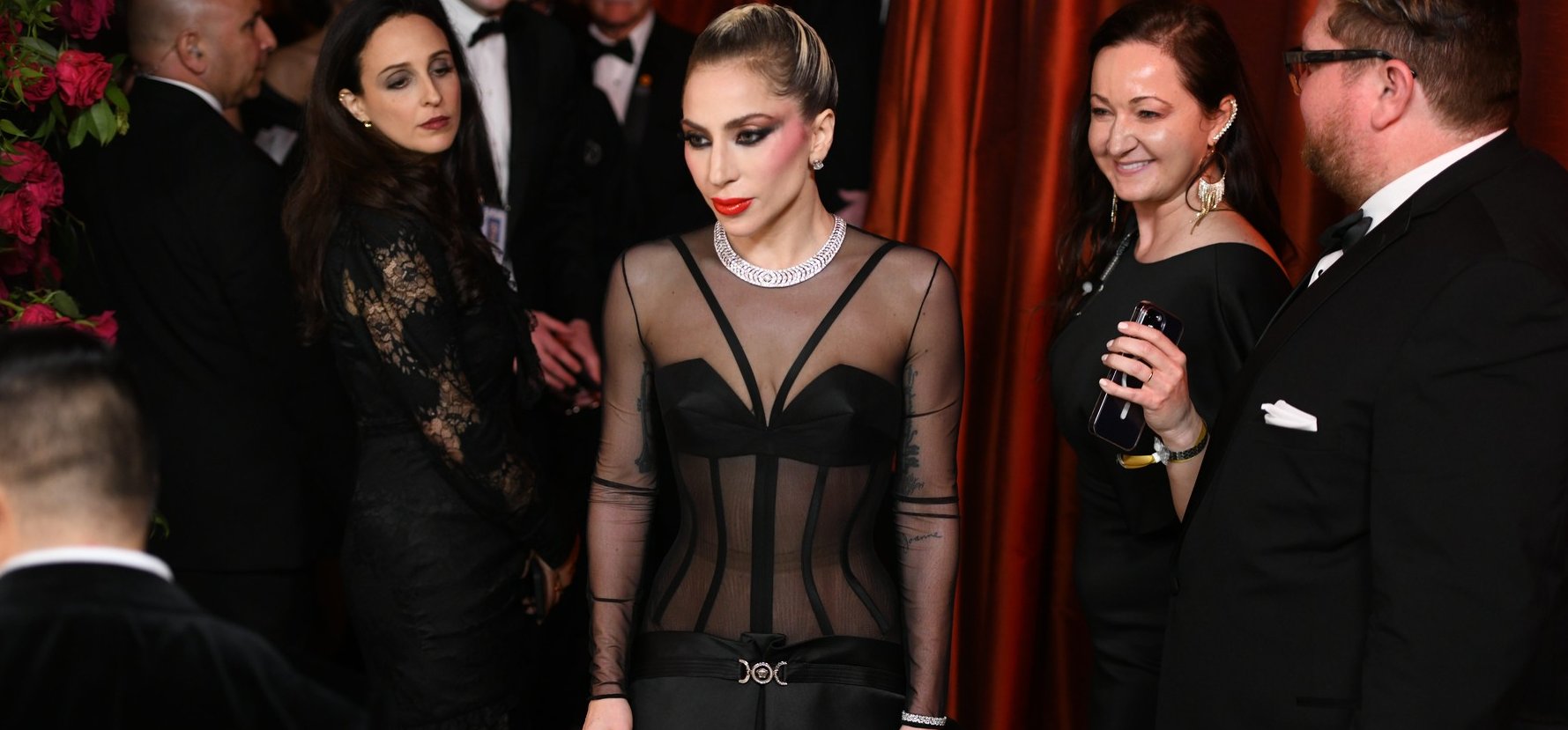 Ezt még Lady Gagától sem vártuk – pillanatok alatt szabadult meg ruháitól a gyönyörű énekeső